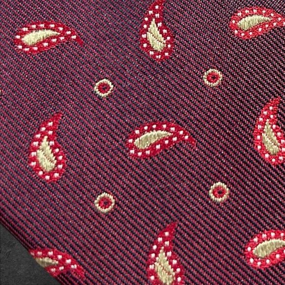 JHanes Barnes Men's Burgundy + Gold Paisley 100% Silk Professional Tie - Picture 2 of 3